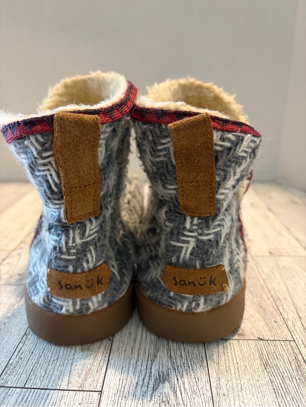 Sanuk Nice Bootah Shoes Womens Size 9 Gray Bootie Slippers Sherpa Lined Slip On - Picture 4 of 8